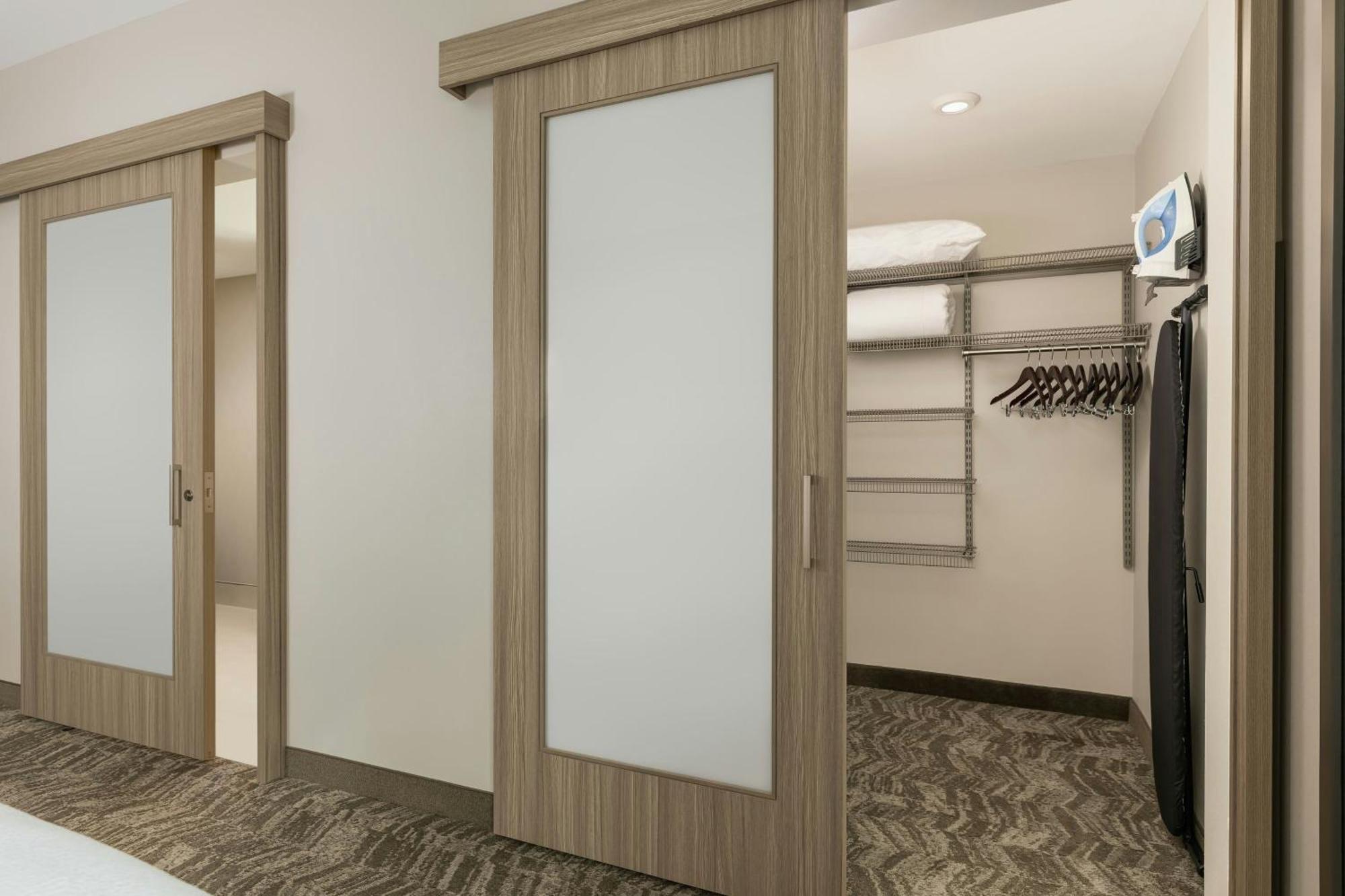 Springhill Suites By Marriott Fargo Exterior photo